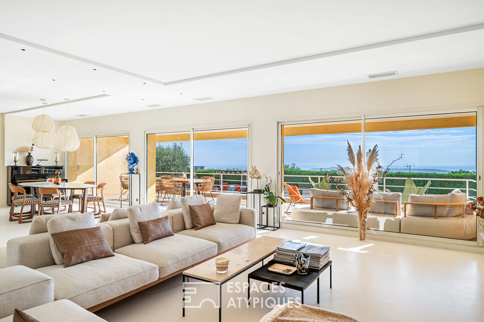 Magnificent 233sqm villa with sea view, on the heights of Vallauris