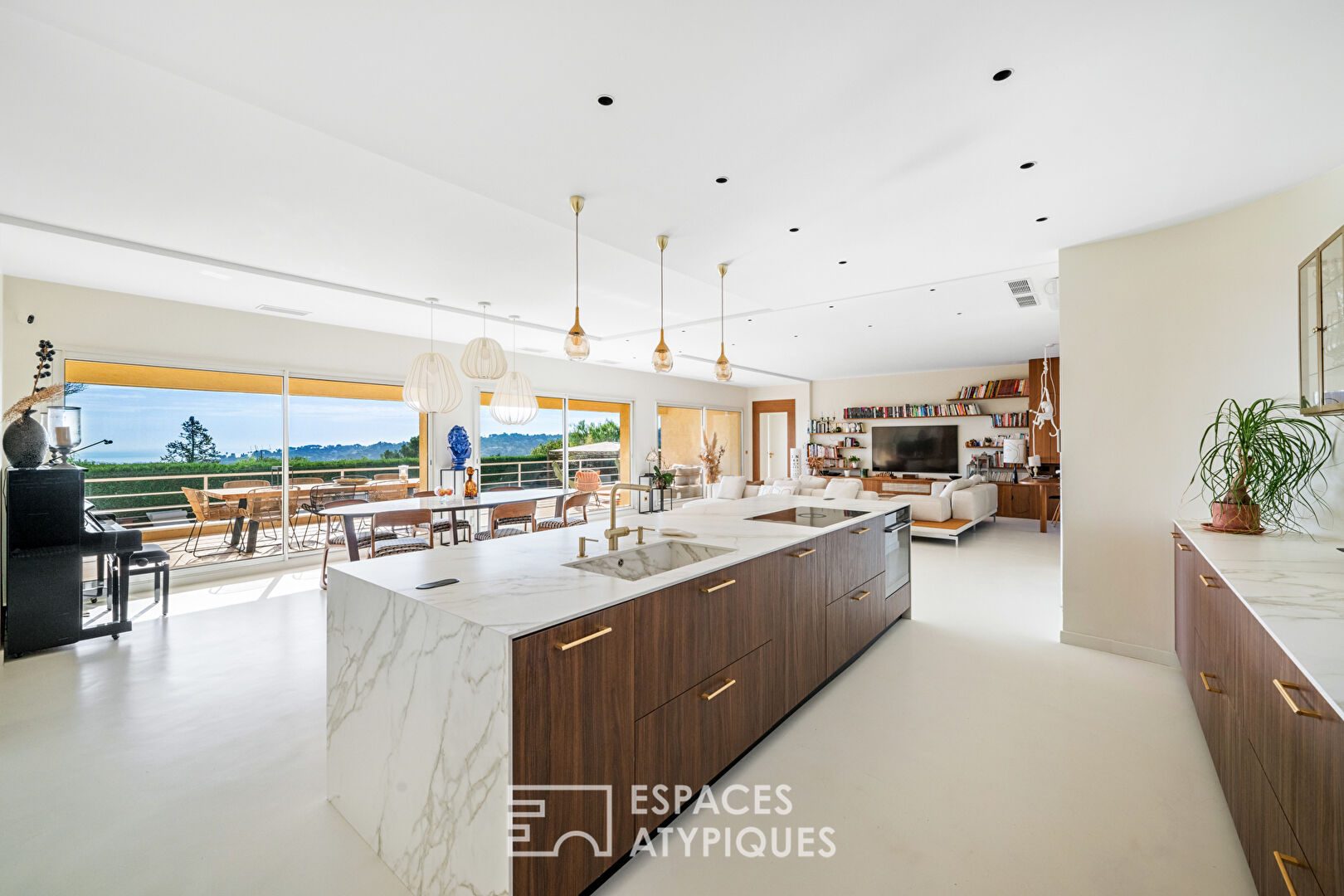 Magnificent 233sqm villa with sea view, on the heights of Vallauris