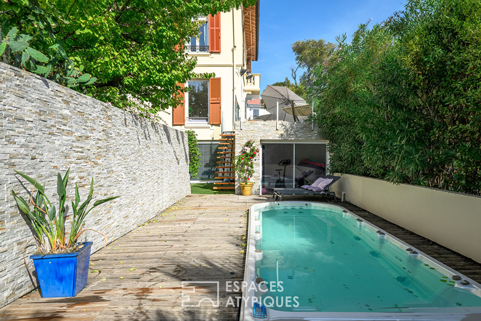 Atypical apartment of 131sqm with garden, swimming pool and double garage