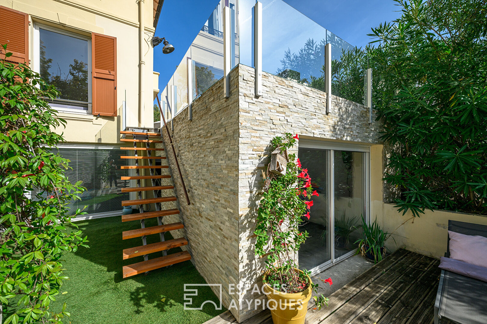 Atypical apartment of 131sqm with garden, swimming pool and double garage