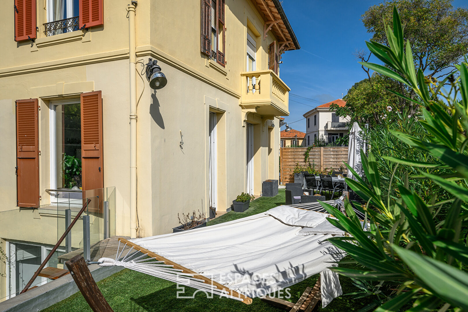 Atypical apartment of 131sqm with garden, swimming pool and double garage