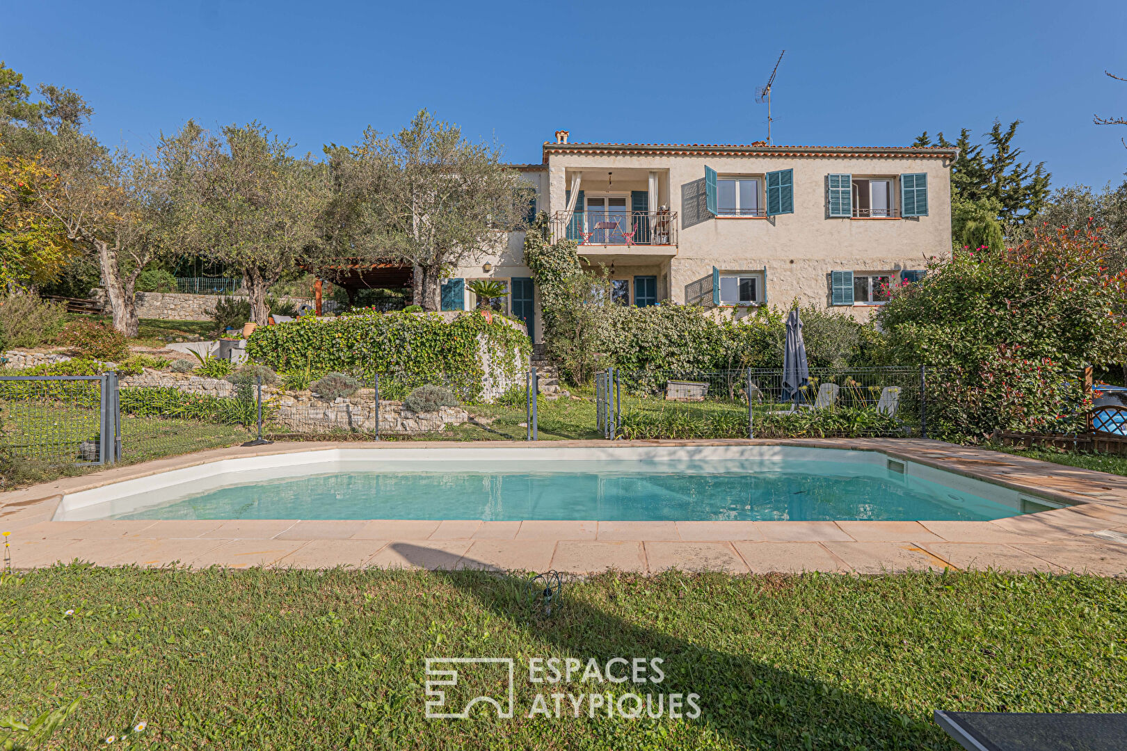 Charming family home with swimming pool in Valbonne