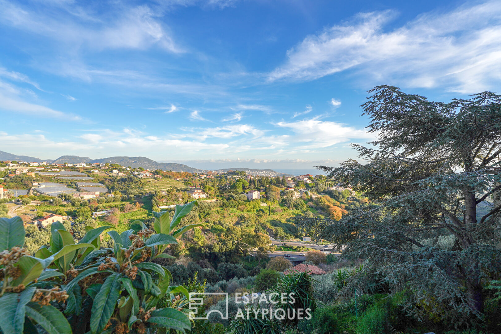 An architect’s villa with swimming pool and panoramic sea and mountain views NICE