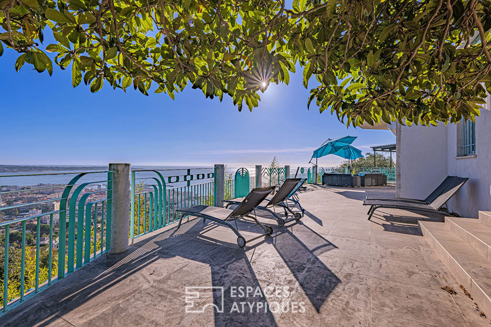 Villa de caractère joliment rénovée avec piscine et vue mer panoramique