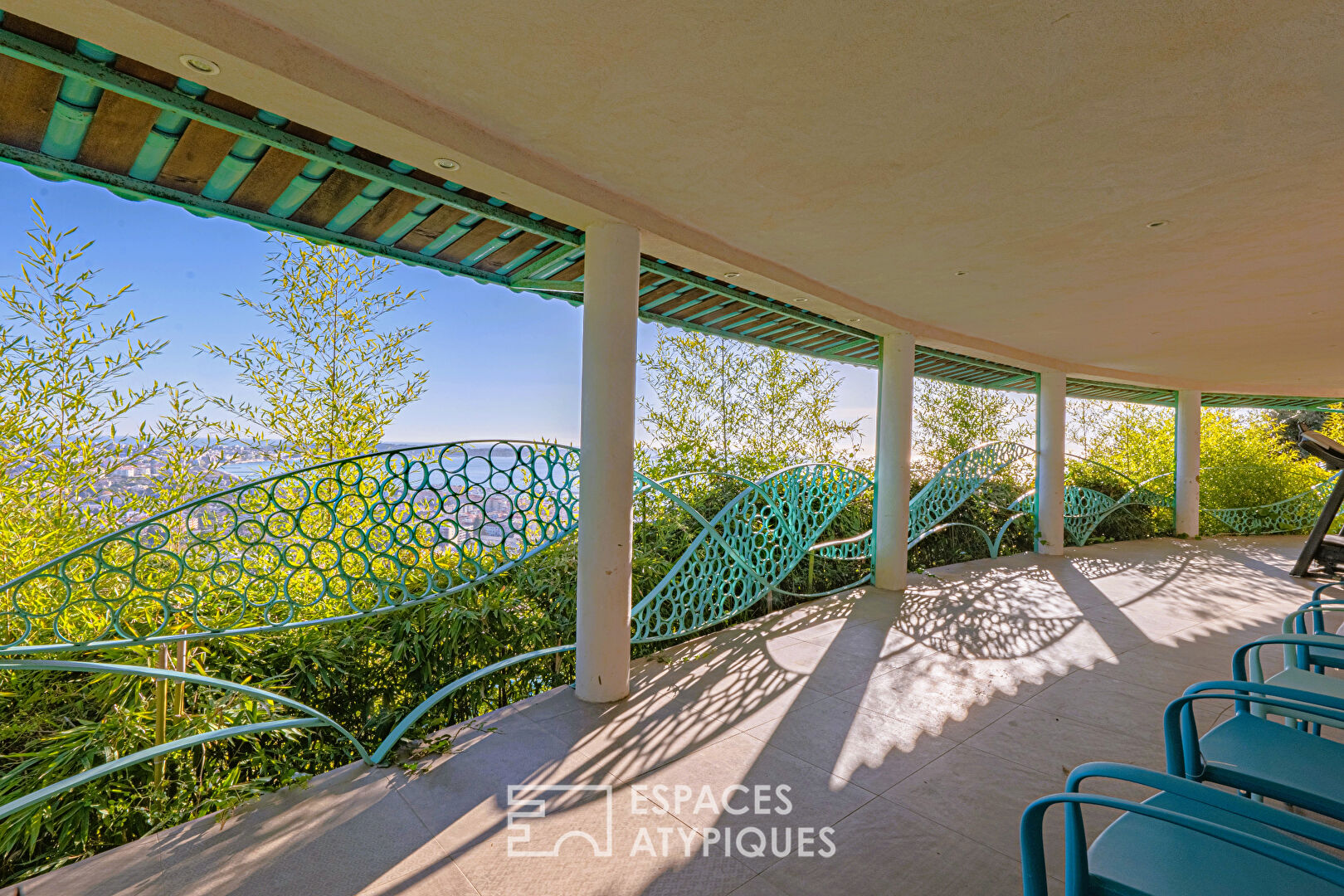 Villa de caractère joliment rénovée avec piscine et vue mer panoramique