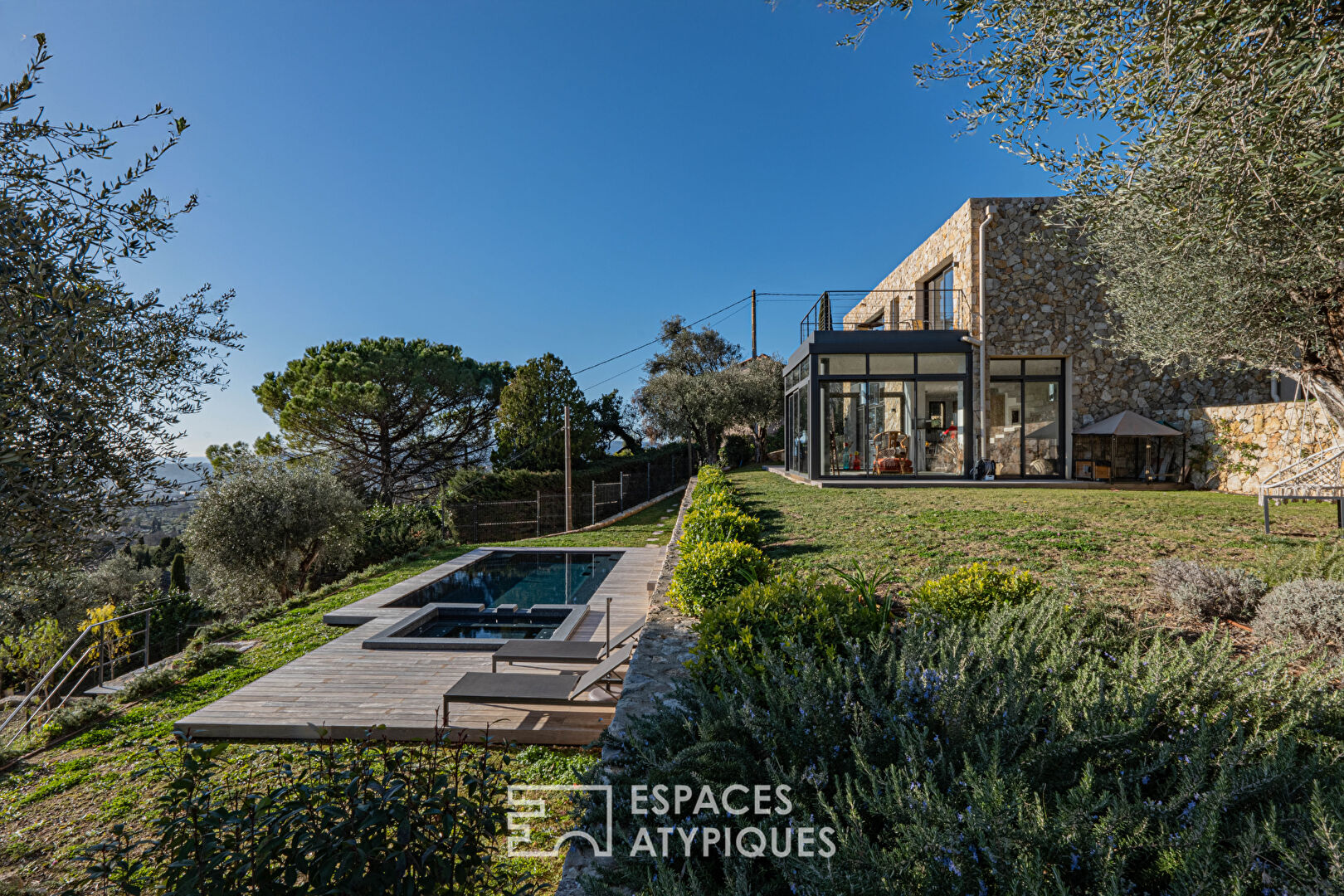 Maison d’architecte baignée de lumière – Domaine privé sécurisé à Grasse