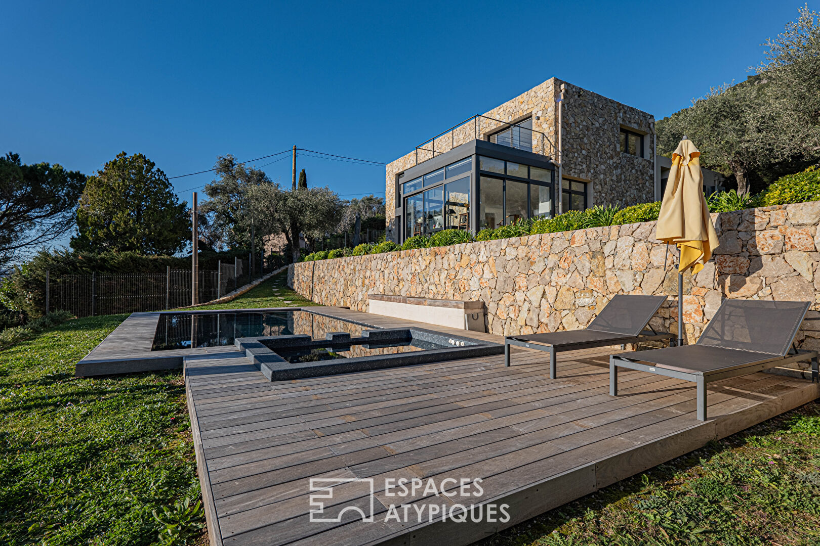 Maison d’architecte baignée de lumière – Domaine privé sécurisé à Grasse