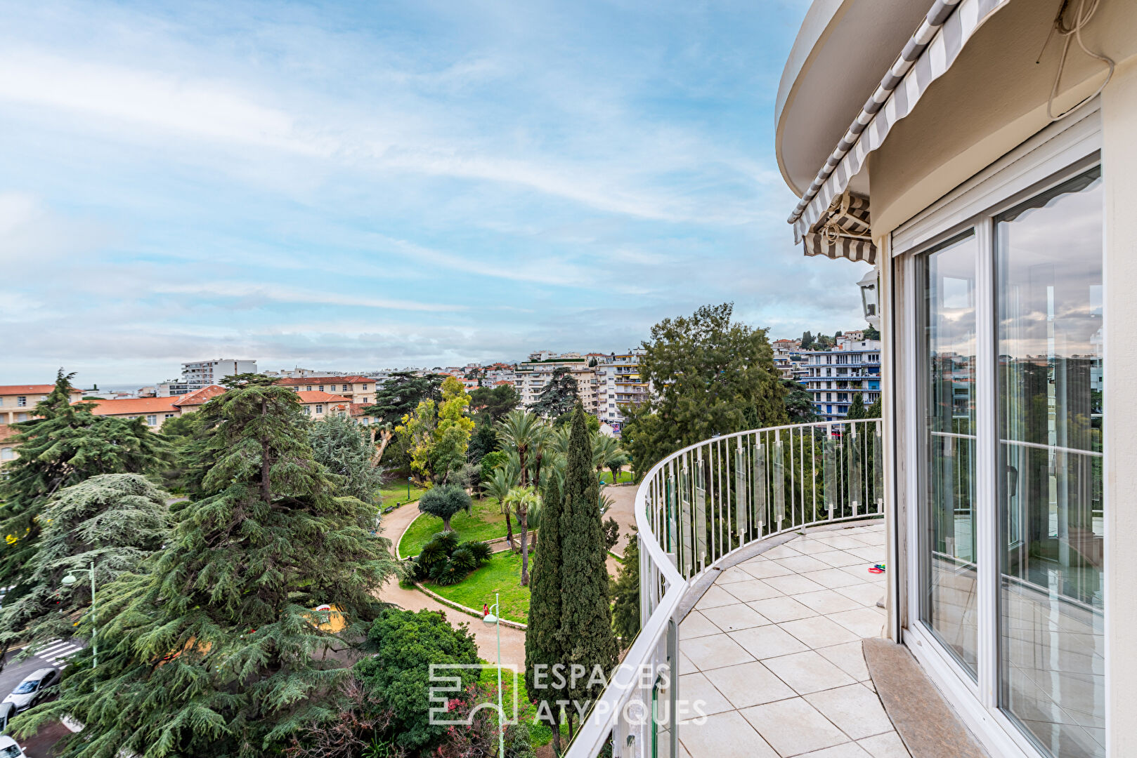 Top floor apartment with private rooftop