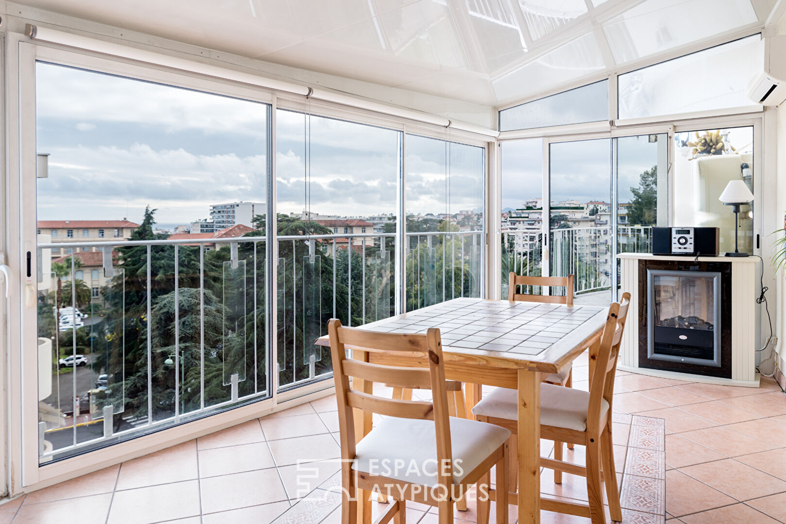 Top floor apartment with private rooftop