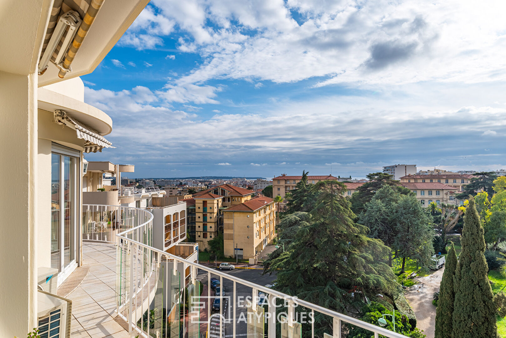 Top floor apartment with private rooftop