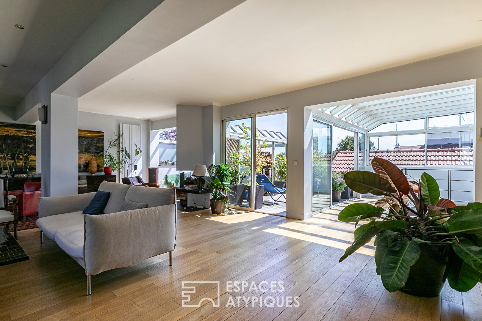 Family house with garden and garage in a former car garage