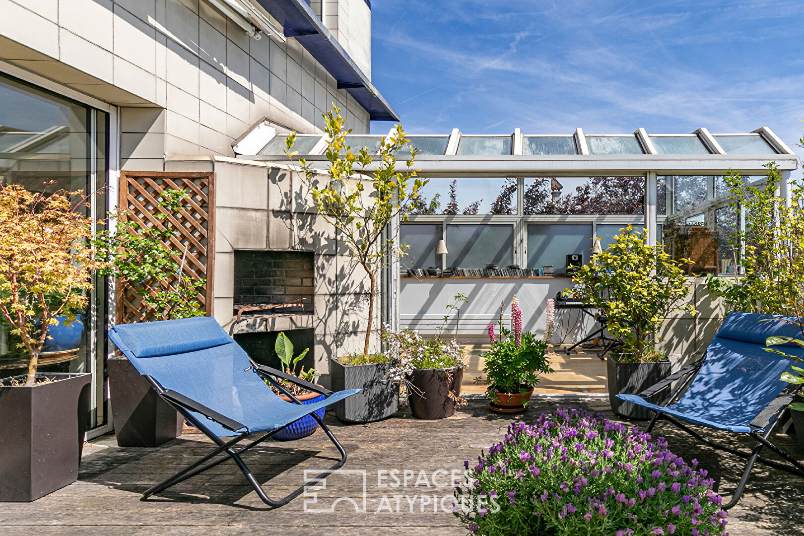 Family house with garden and garage in a former car garage