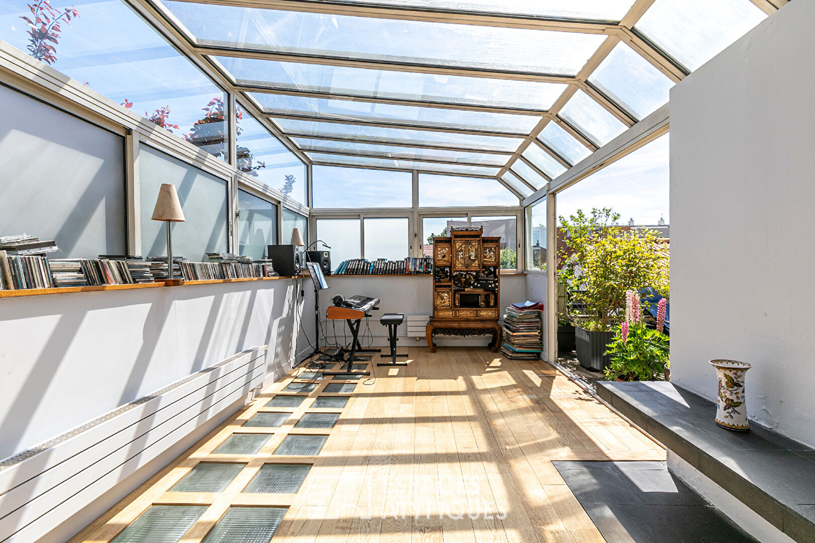 Family house with garden and garage in a former car garage