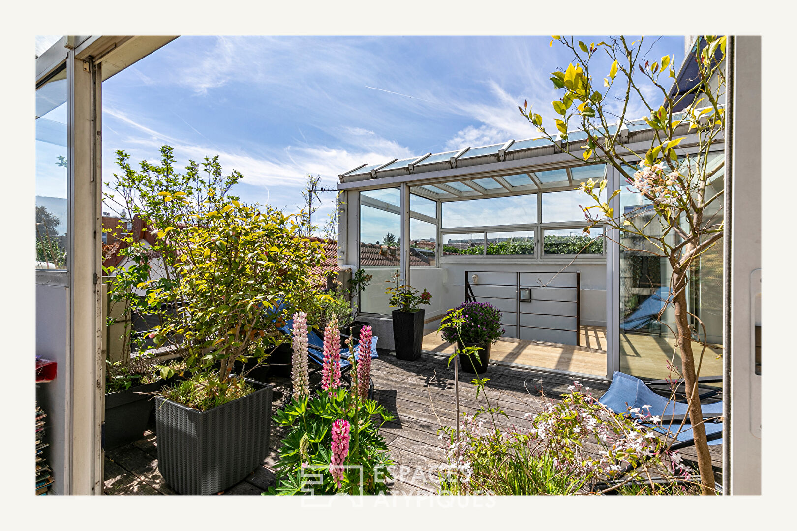 Family house with garden and garage in a former car garage