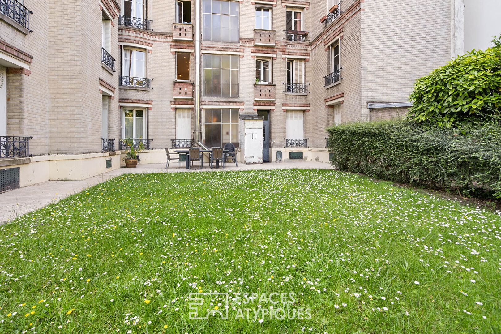 Appartement avec balcon et vue dégagée en dernier étage