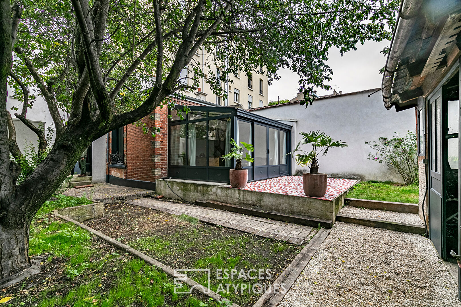 Maison individuelle historique et son jardin bucolique