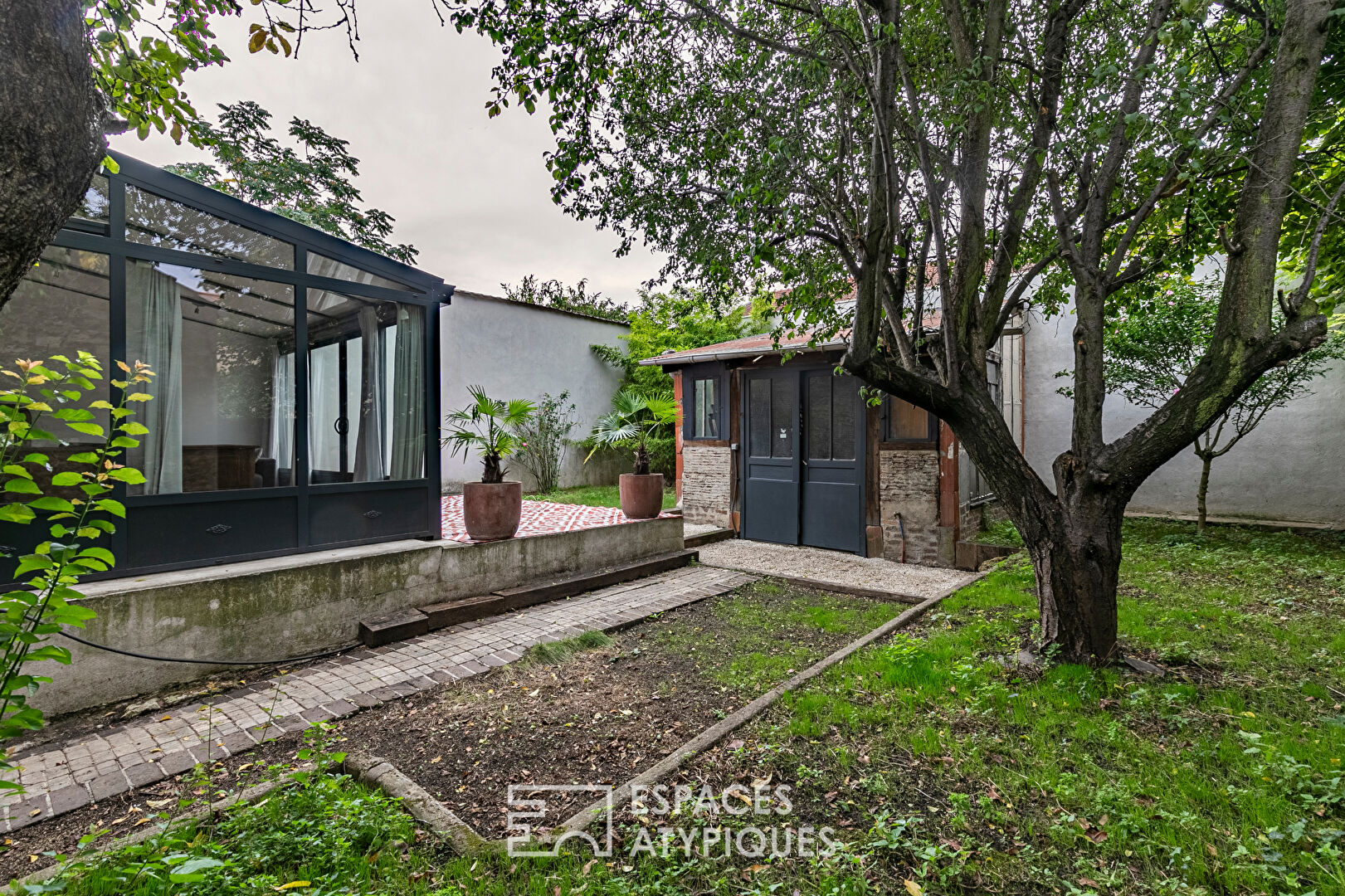 Maison individuelle historique et son jardin bucolique