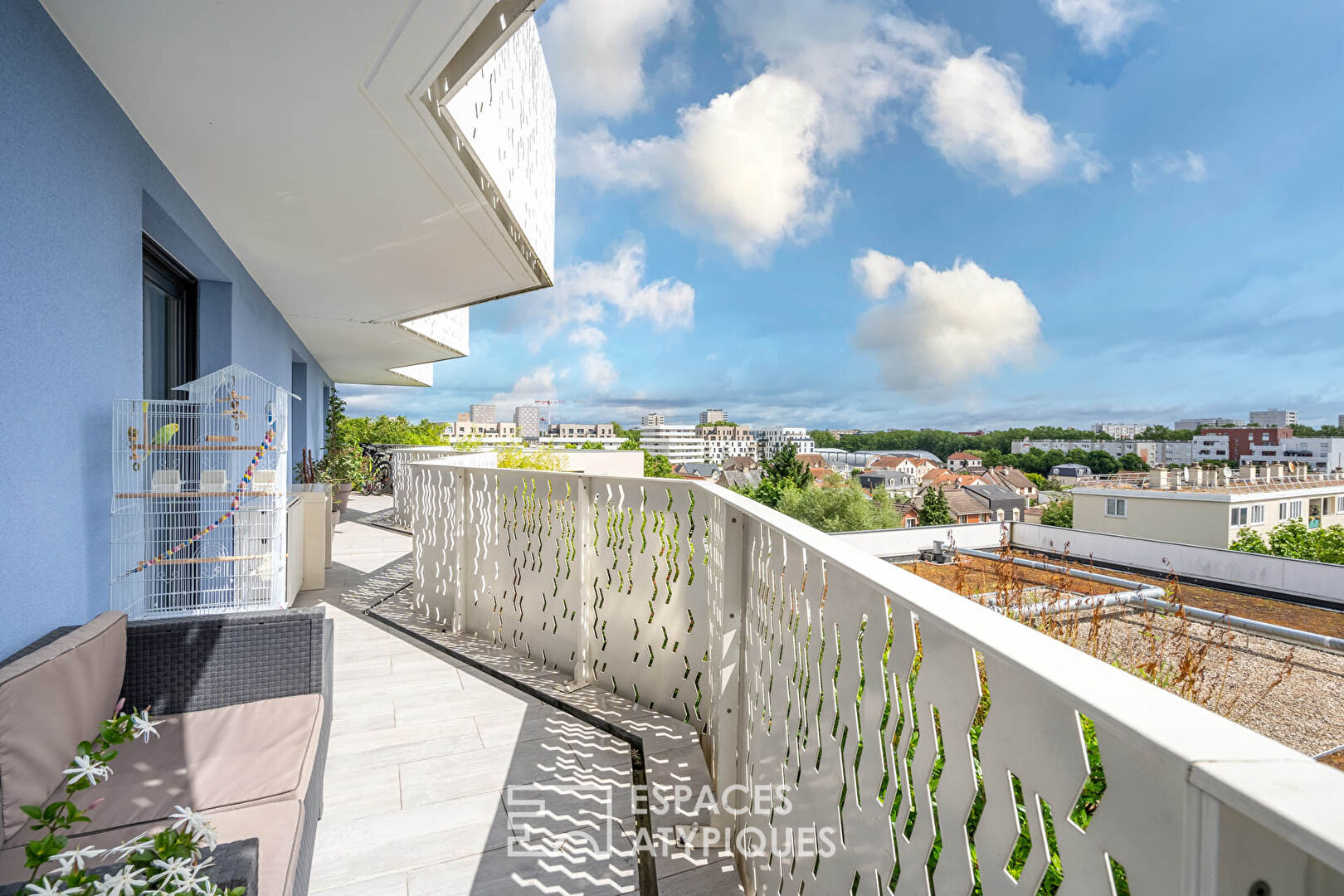 High standing apartment with balcony and open view
