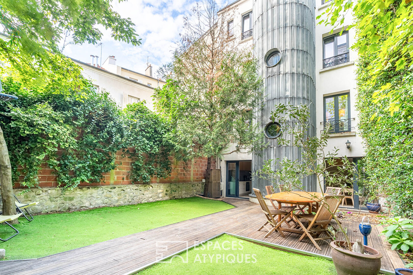 House with garden on the edge of the Magic Square