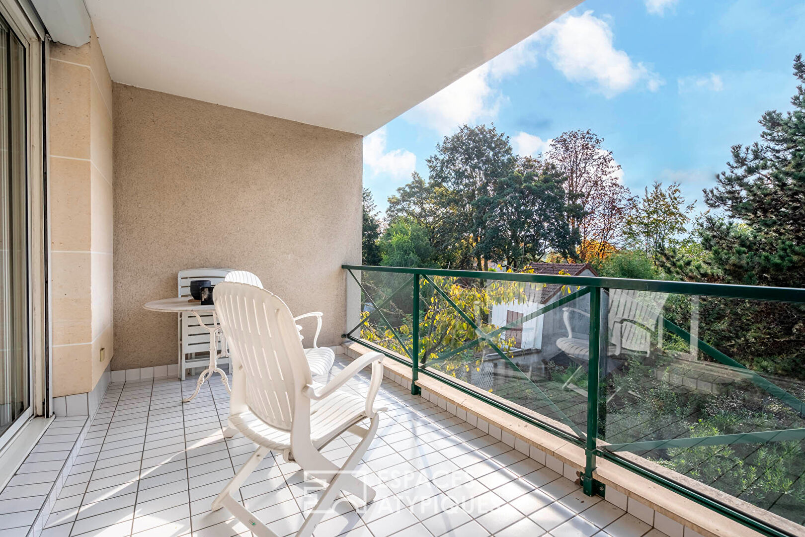 Apartment with balconies overlooking a wooded garden