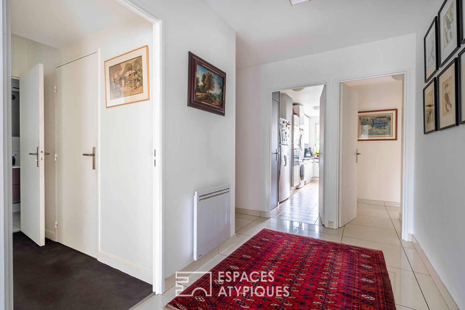 Appartement avec balcons sur jardin arboré