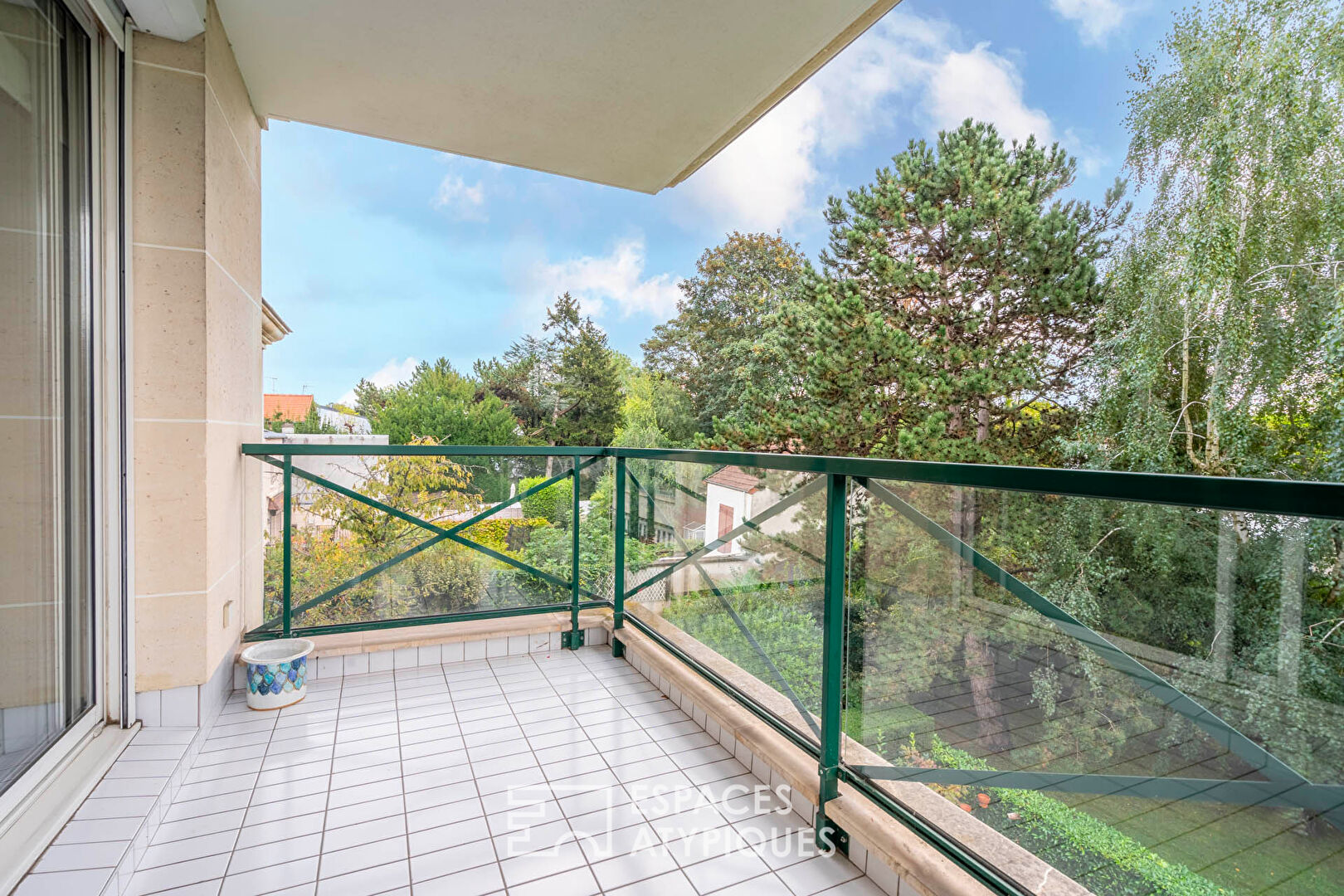 Apartment with balconies overlooking a wooded garden