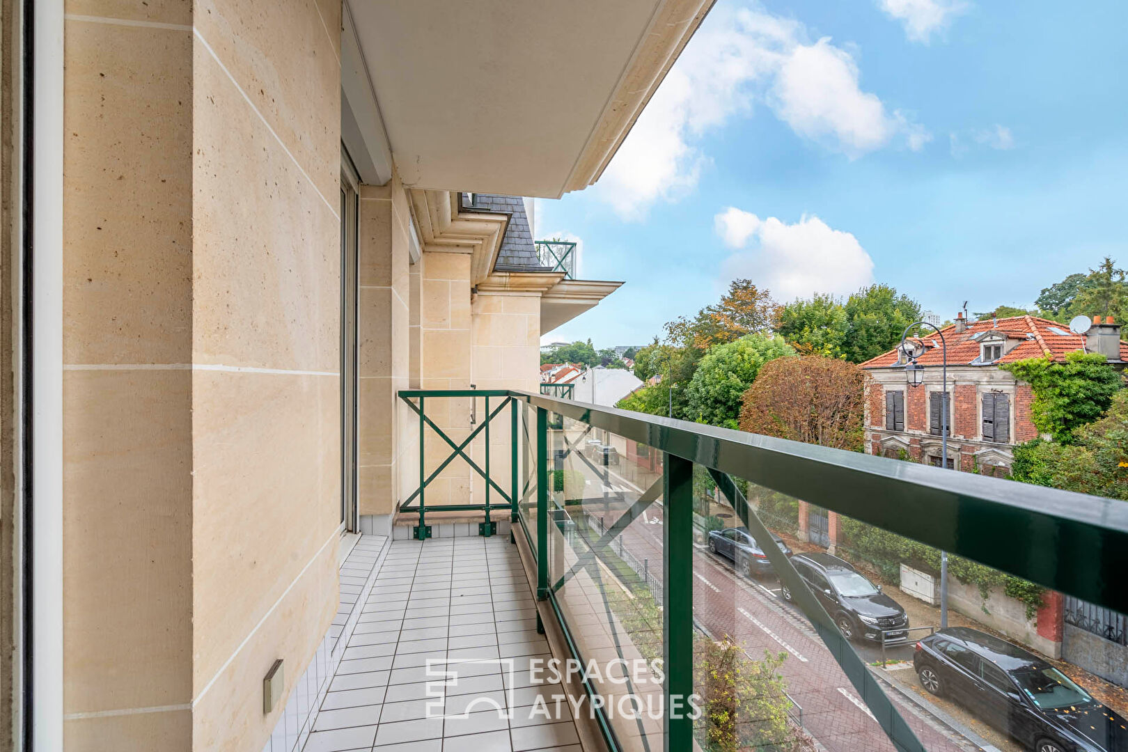 Appartement avec balcons sur jardin arboré