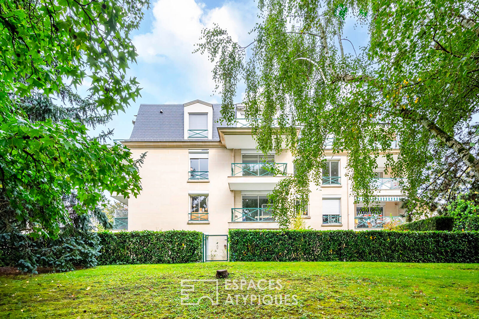 Apartment with balconies overlooking a wooded garden