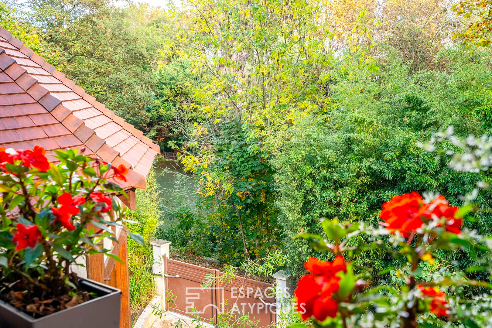 En ville, une élégante maison au bord de l’eau. 