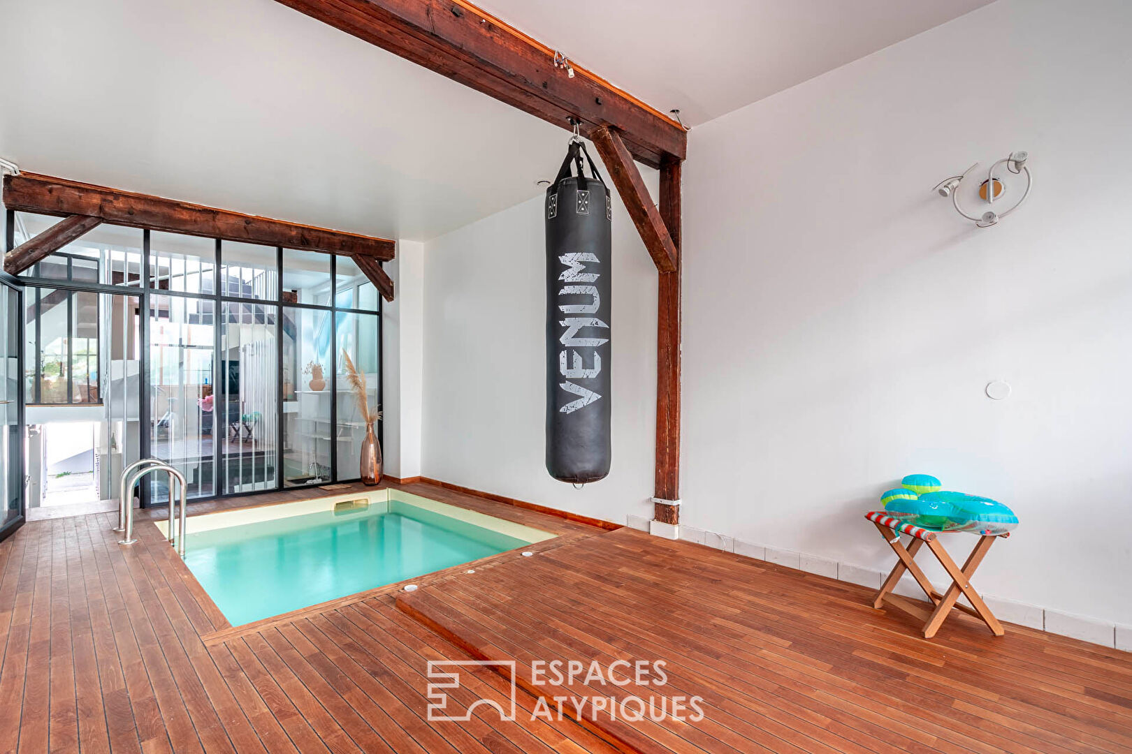 Triplex inversé avec piscine intérieure et terrasse