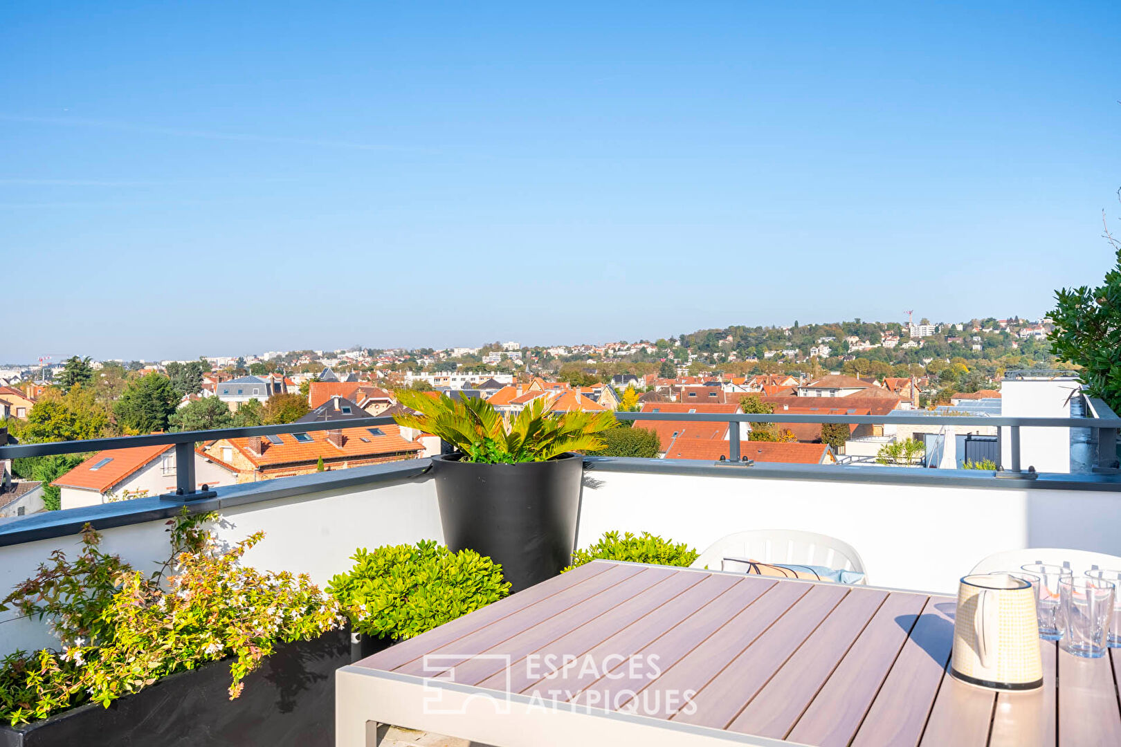 Appartement penthouse et sa terrasse fleurie comme un jardin