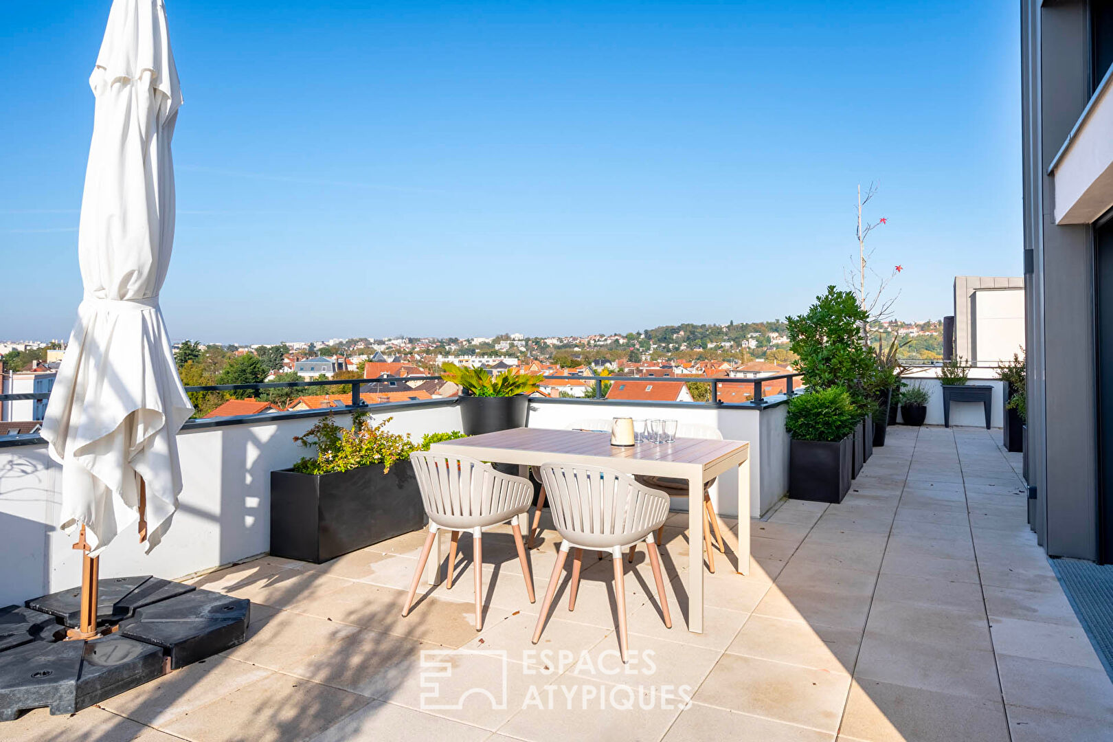 Appartement penthouse et sa terrasse fleurie comme un jardin