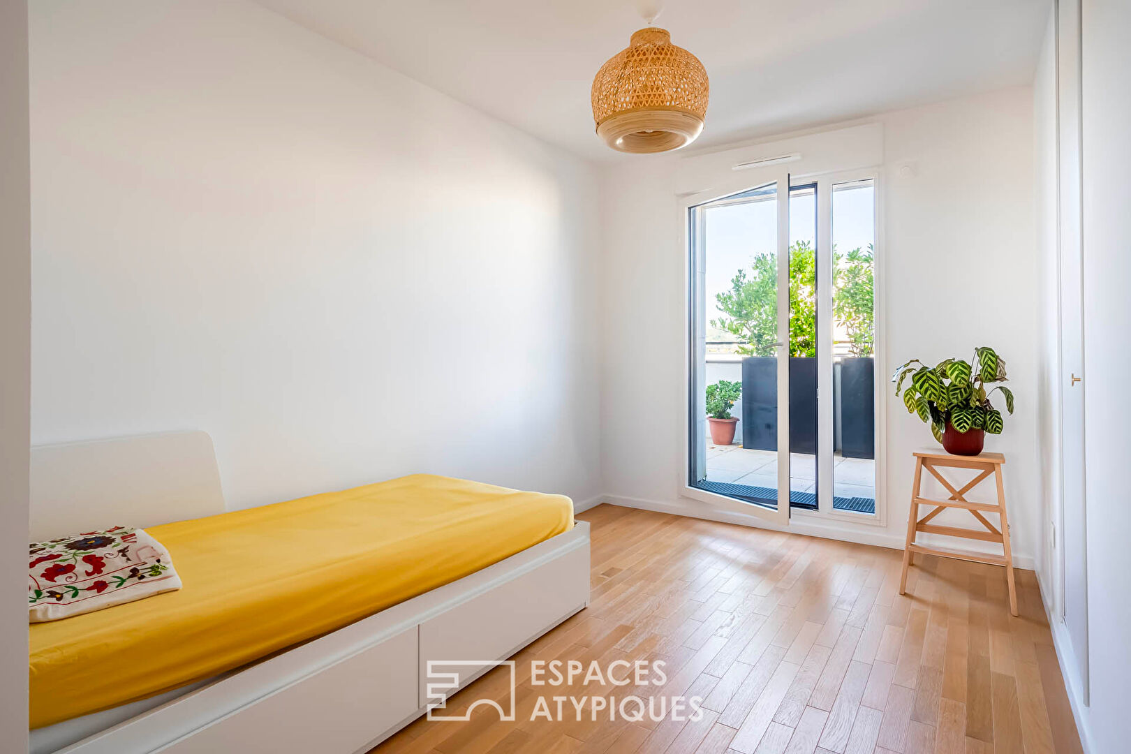 Appartement penthouse et sa terrasse fleurie comme un jardin