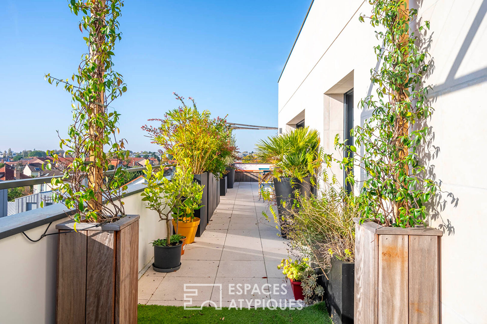 Appartement penthouse et sa terrasse fleurie comme un jardin