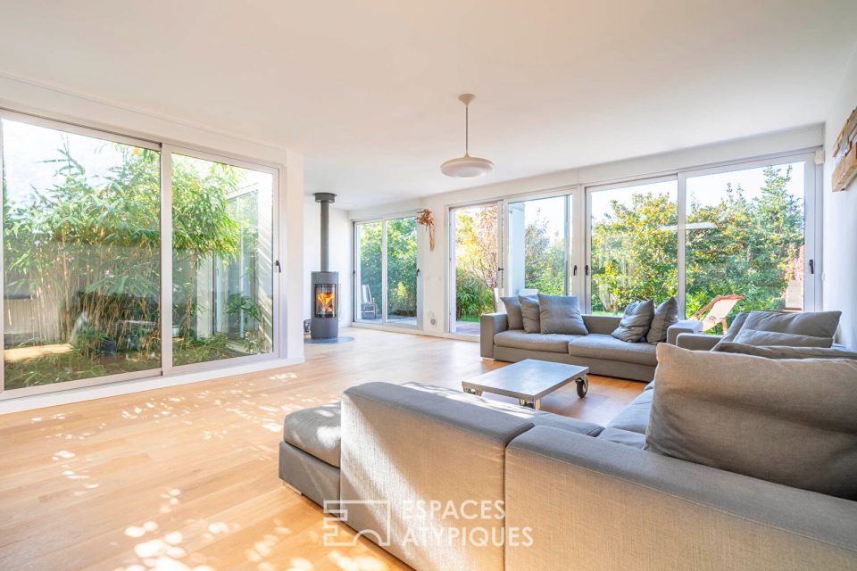 Maison d'architecte de plain pied avec terrasse et patios