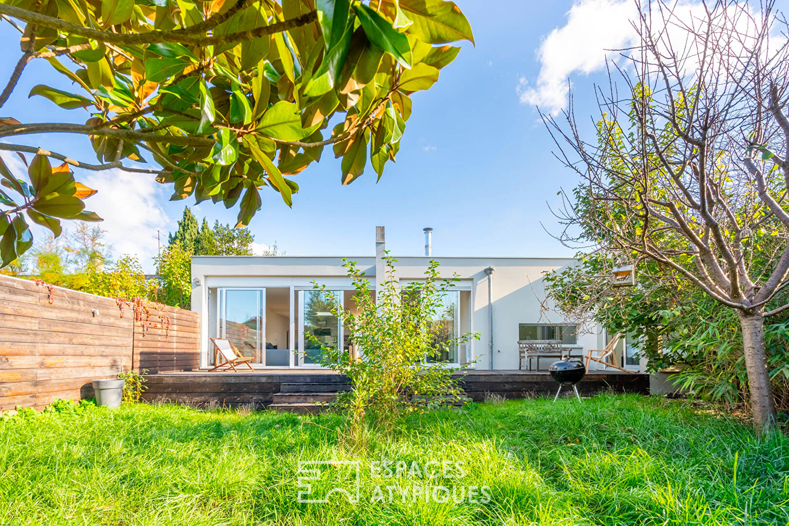 Maison d’architecte de plain pied avec terrasse et patios