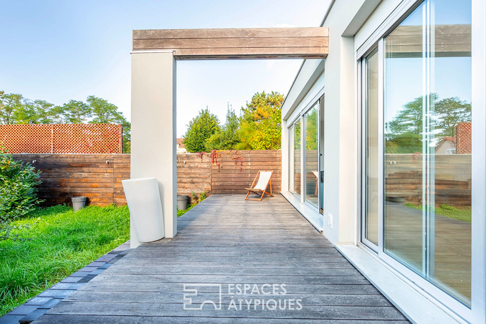 Maison d’architecte de plain pied avec terrasse et patios