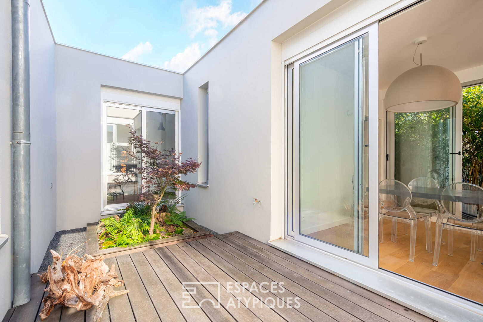 Maison d’architecte de plain pied avec terrasse et patios