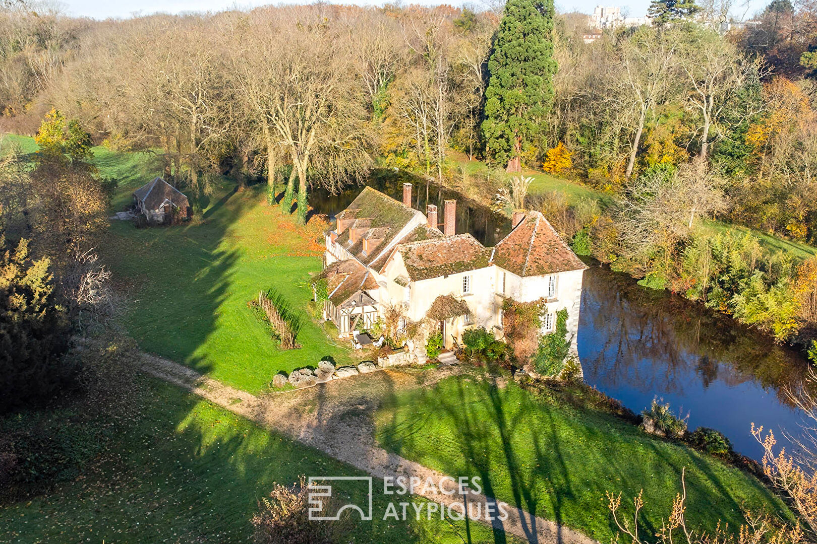 Maison de famille historique et son domaine, étang et bois.