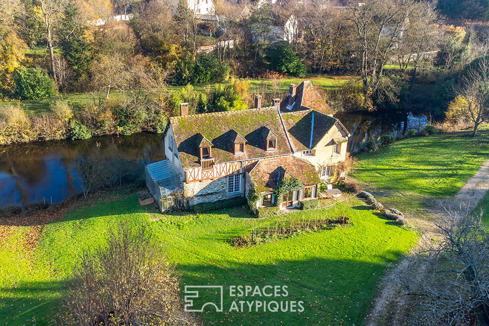 Maison de famille historique et son domaine, étang et bois.