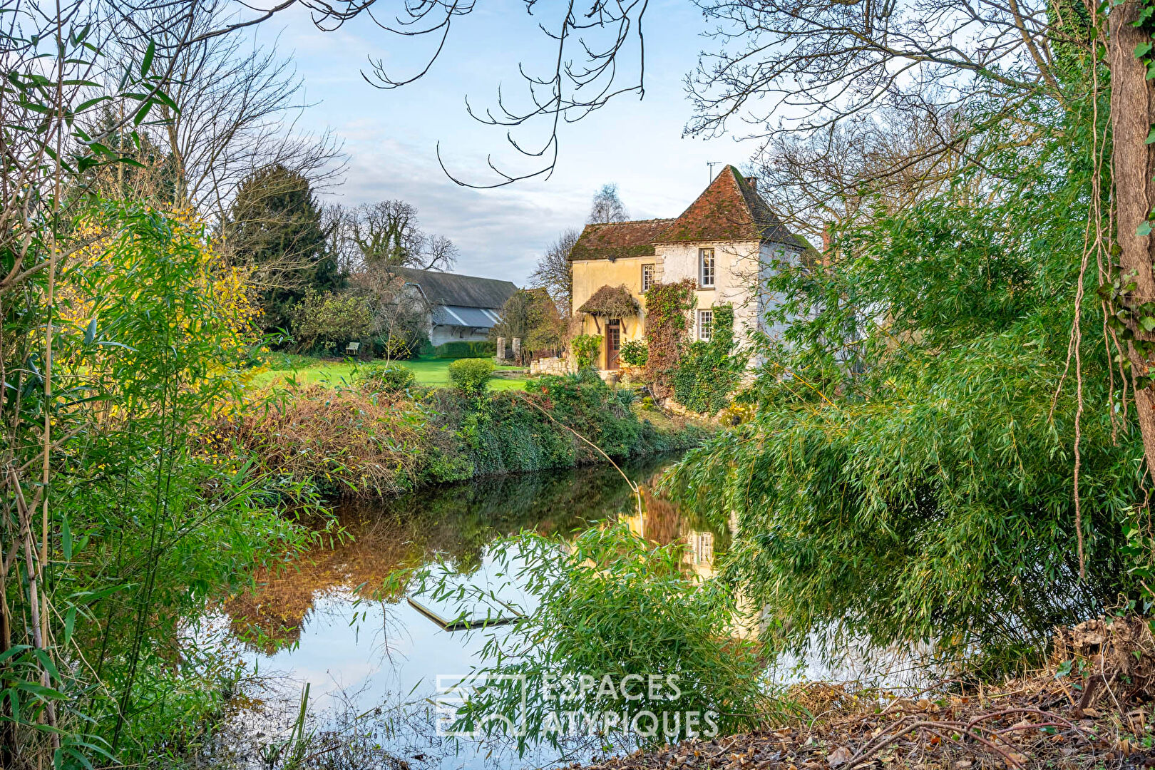 Maison de famille historique et son domaine, étang et bois.