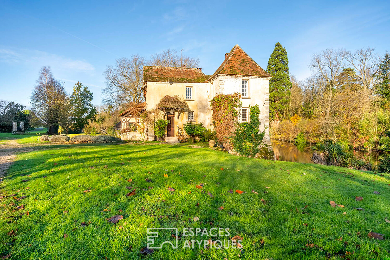 Maison de famille historique et son domaine, étang et bois.