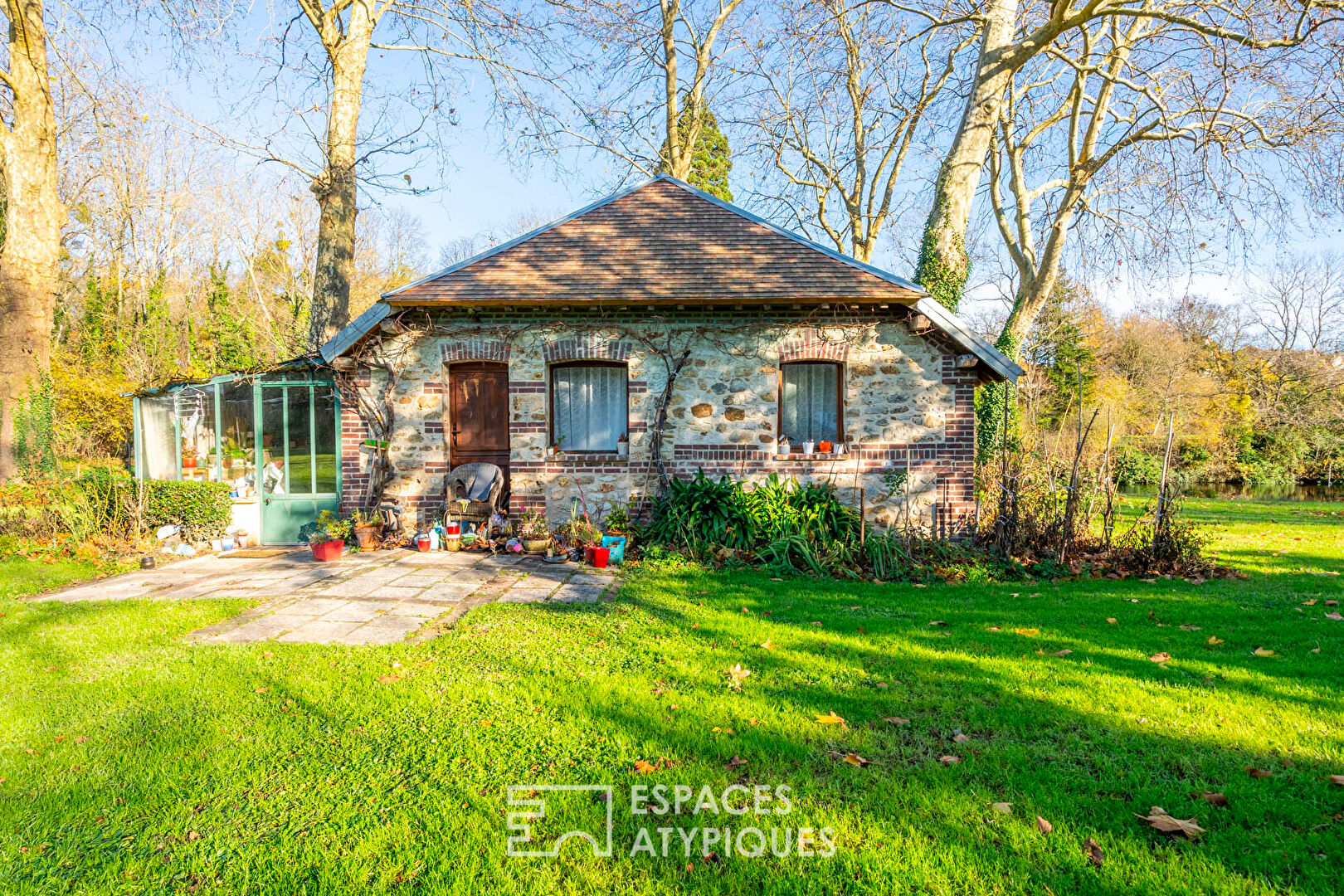 Maison de famille historique et son domaine, étang et bois.