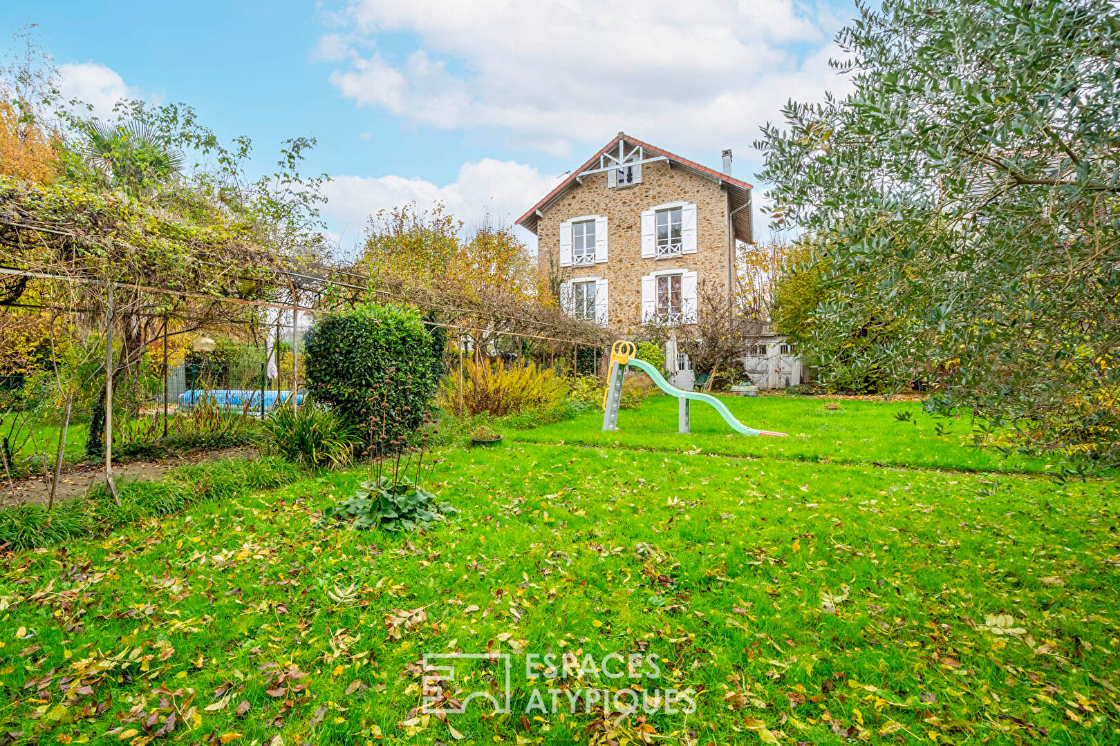 Meulière avec piscine et dépendance