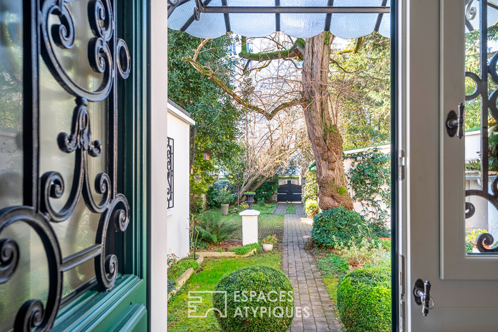 Bâtisse XIXème siècle rénovée et son jardin bucolique