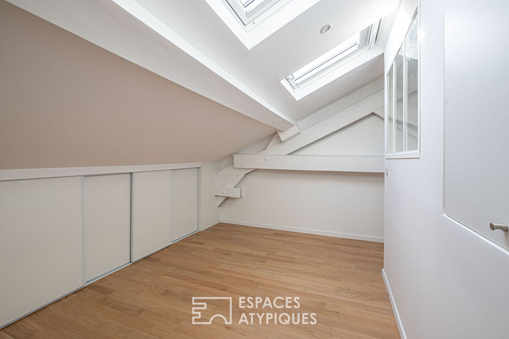 Duplex traversant repensé par architecte