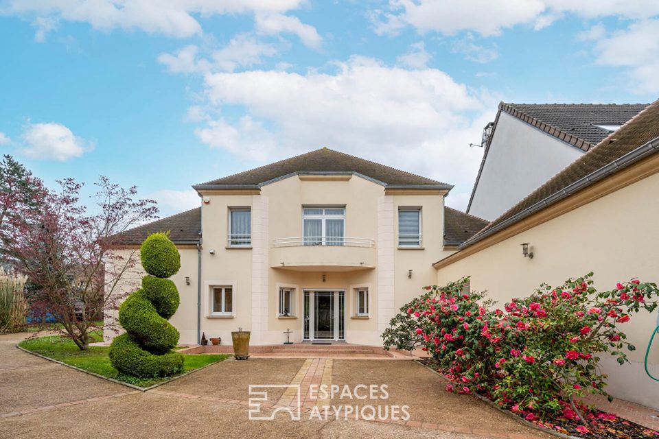 Maison moderne avec jardin paysagé et dépendance