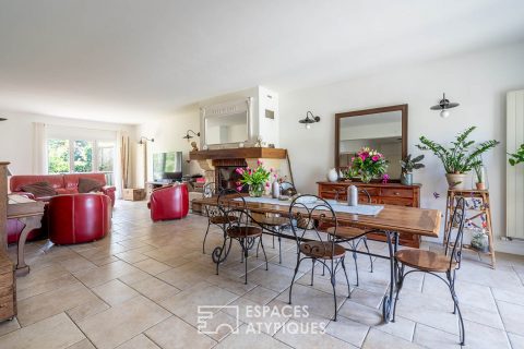 Maison d’architecte avec jardin paysagé et double garage