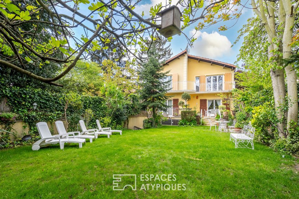 Maison d'architecte avec jardin paysagé et double garage