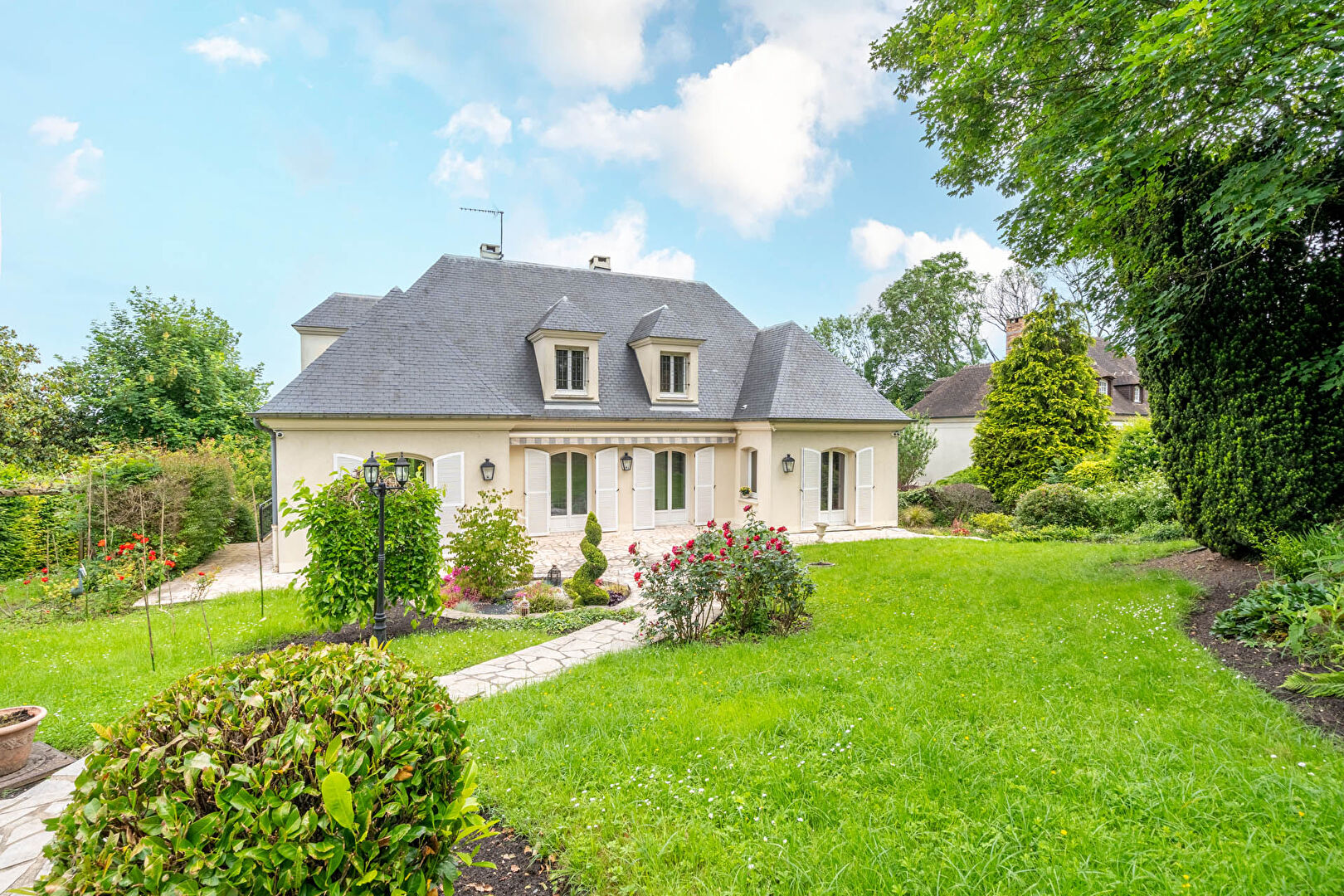 Bourgeois house with landscaped garden, near the banks of the Marne